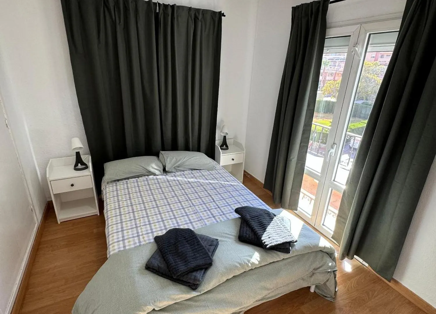 דירות בנאלמדנה Emotion Temporary Apartament ספרד